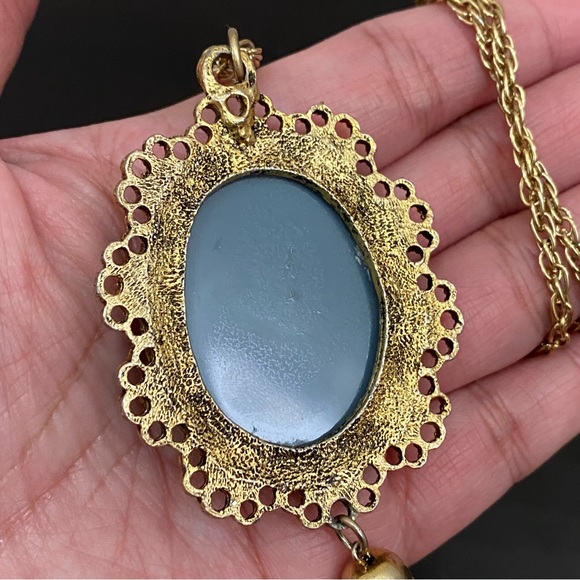 Vintage Unsigned Blue Cameo Pendant Necklace - Picture 14 of 15